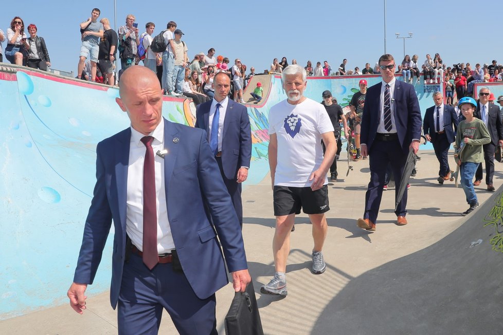 Prezident Petr Pavel si v Jihlavě vyzkoušel i skateboard. (25.5.2023)