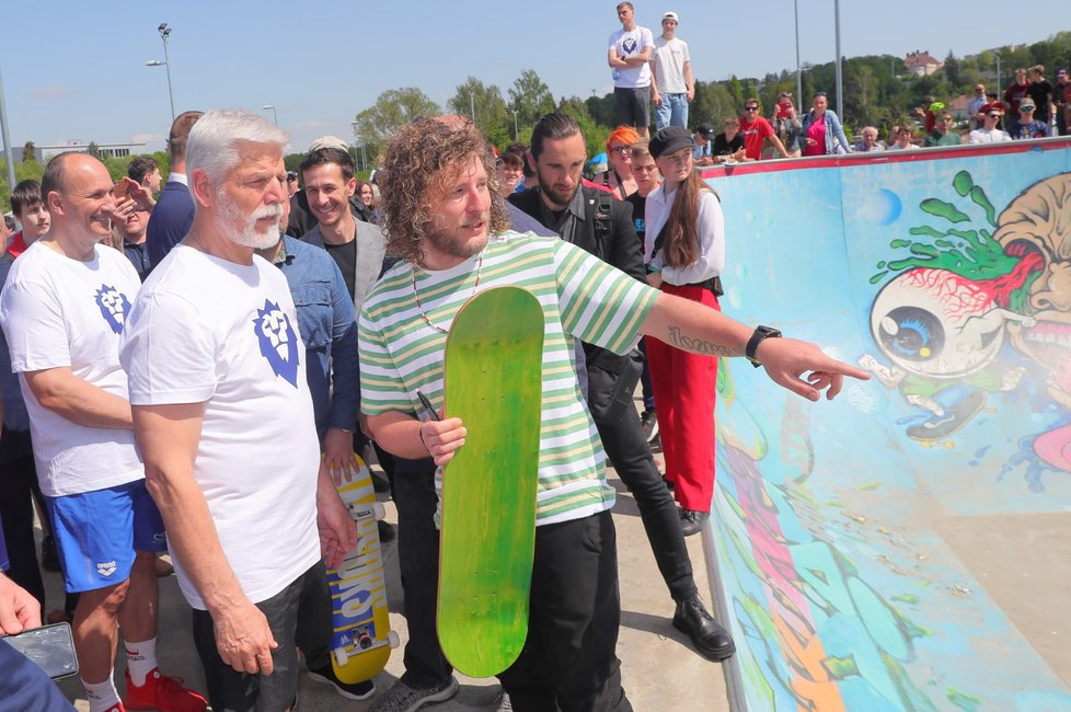 Prezident Petr Pavel si v Jihlavě vyzkoušel i skateboard. (25.5.2023)