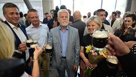 Prezident Petr Pavel na agrosalonu Země živitelka při přípitku pivem i s manželkou Evou (24.8.2026)