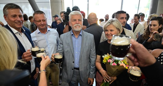 Prezident Petr Pavel na agrosalonu Země živitelka při přípitku pivem i s manželkou Evou (24.8.2026)