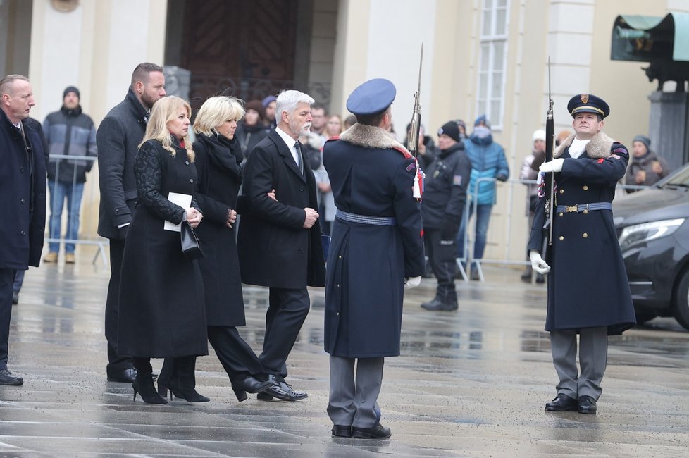 Pohřeb Karla Schwarzenberga: Petr Pavel, Eva Pavlová a Zuzana Čaputová