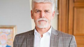 Petr Pavel se svou lékařskou zprávou (7.3.2023)