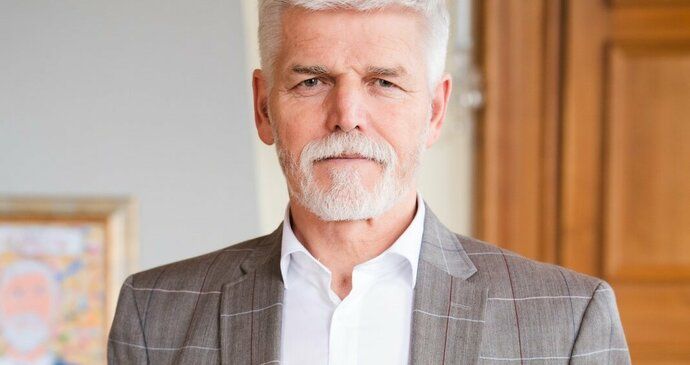 Petr Pavel se svou lékařskou zprávou (7.3.2023)