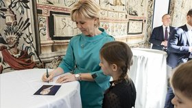 Prezident Petr Pavel se na Hradě s první dámou setkal s dětmi (5.4.2023)
