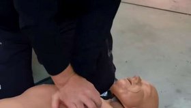 Prezident Petr Pavel si vyzkoušel první pomoc.