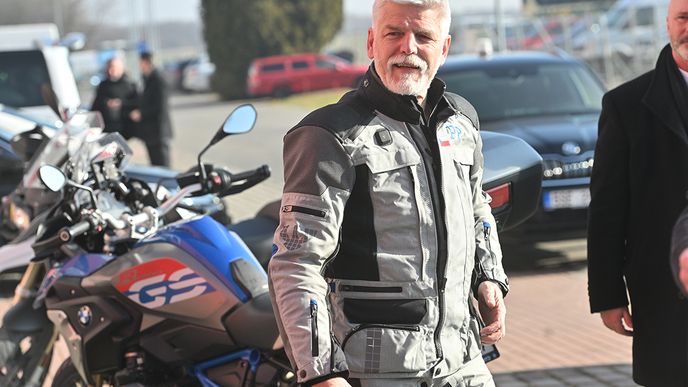 Zvolený prezident Petr Pavel na pražském veletrhu Motocykl