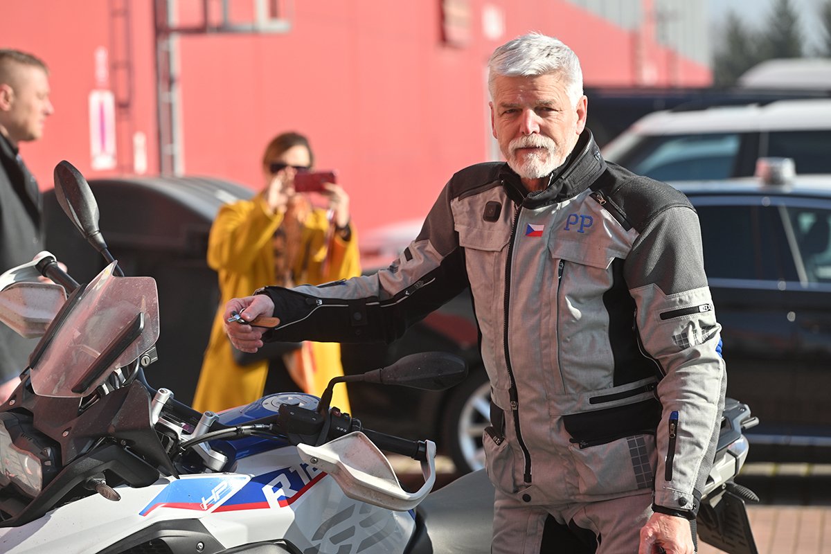 Zvolený prezident Petr Pavel na pražském veletrhu Motocykl