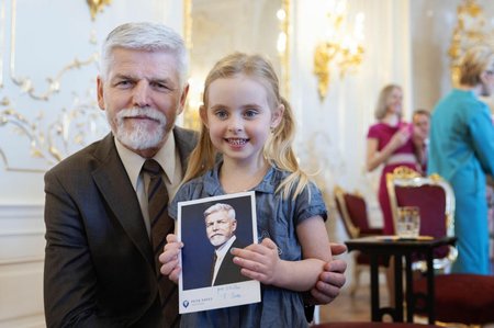 Prezident Petr Pavel se na Hradě s první dámou setkal s dětmi (5.4.2023).