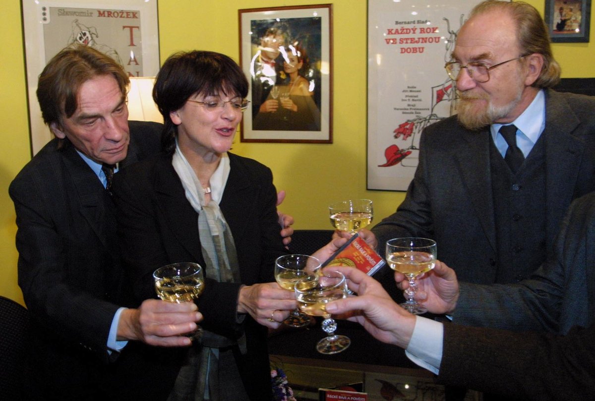 2001 Při oslavě v ND s kolegy Taťjanou Medveckou (63) a Františkem Němcem (73).