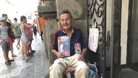 Pan Petr z nízkého důchodu nevyžije, musí každý den prodávat časopis, aby měl na jídlo.