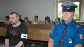 Petr Pivoňka (40) na lavici obžalovaných. Za ním se schovává jeho maminka (druhá zprava), která ho přišla k soudu podpořit.