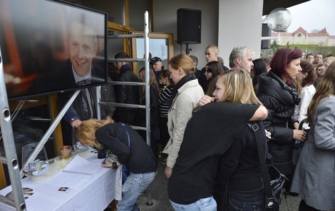 Lidí přišlo na Petrův pohřeb tolik, že někteří museli sledovat smuteční obřad na monitoru.