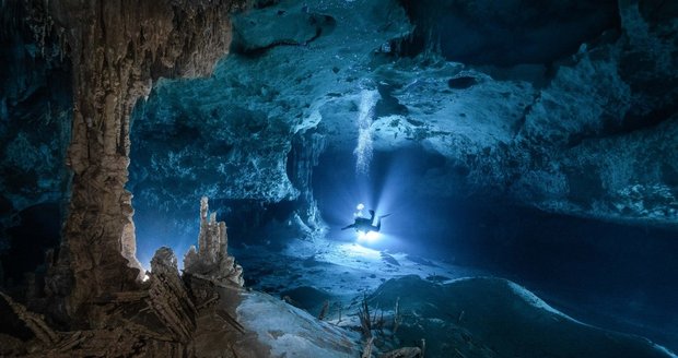 Zatopené jeskyně Polácha fascinují. „Snažím se jejich tajemnou krásu co nejlépe zachytit,“ říká.