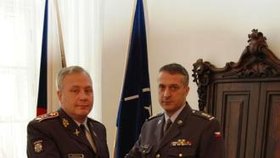 Uvedení Petra Prskavce (vpravo) do funkce velitele Hradní stráže 18. prosince 2015