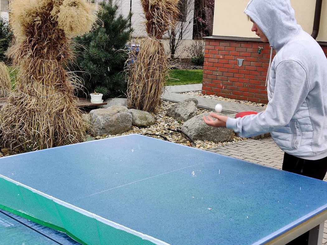 V areálu rodinného domu v Praze hraje Petr Ptáček stolní tenis se svým otcem