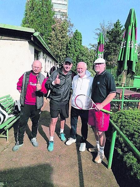 Zleva tenista Jiří Hruška, Petr Rychlý, ředitel turnaje Jiří Böhm a trenér Karel Ksandr.