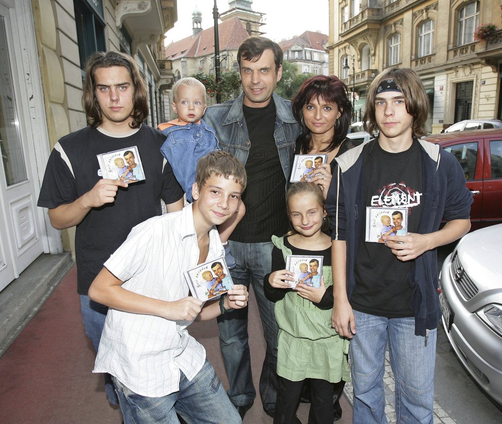 Petr Rychlý s druhou manželkou a syny Matějem, Ondřejem a nejmladším Petrem a nevlastní dcerou a seriálovým synem Jakubem