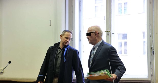 Zkušený psychiatr (77) před soudem: Pacientku nutil ať ho na zádech vozí po ordinaci?!