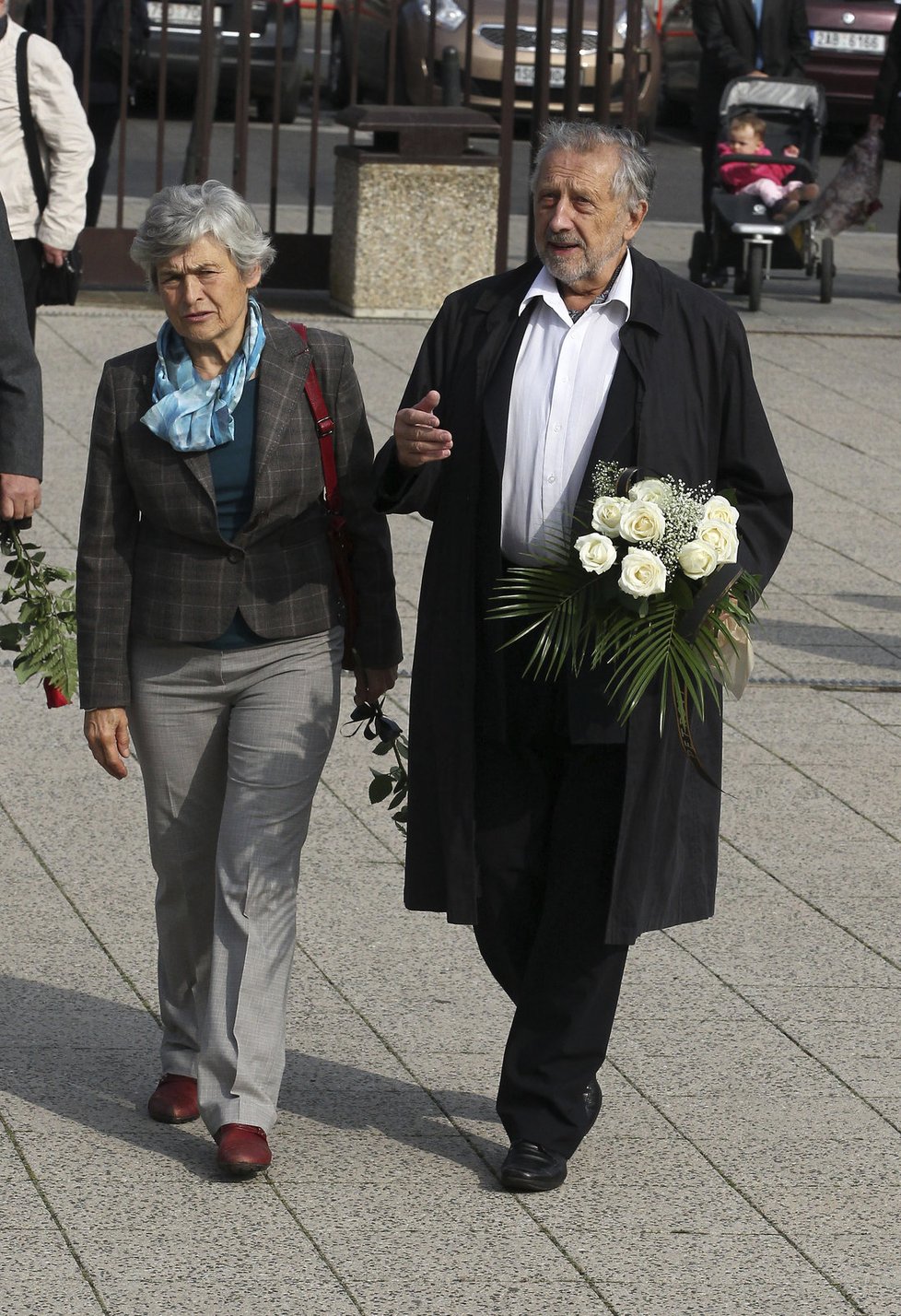 Herec Jan Vodňanský přinesl bílé růže.