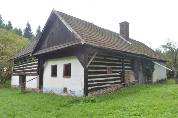 Roubená chalupa je zarostlá a zpustlá. Několik let tu zřejmě nikdo nebyl.