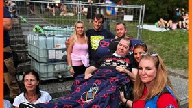 Nemocného Petra vzali na koncert kapely Škwor.