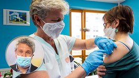 Očkování se projeví na konci dubna, míní epidemiolog Petr Smejkal. Bude se podávat 100 tisíc dávek denně