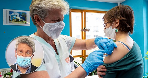 Očkování Čechům výrazně pomůže na konci dubna, míní epidemiolog Smejkal. A co testy ve firmách?