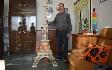 Petr Smotlacha s Eiffelovkou ze špejlí, která měří dva metry.