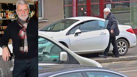 Petr Štěpánek si s parkováním velkou hlavu nedělal. Prostě dal auto na chodník.