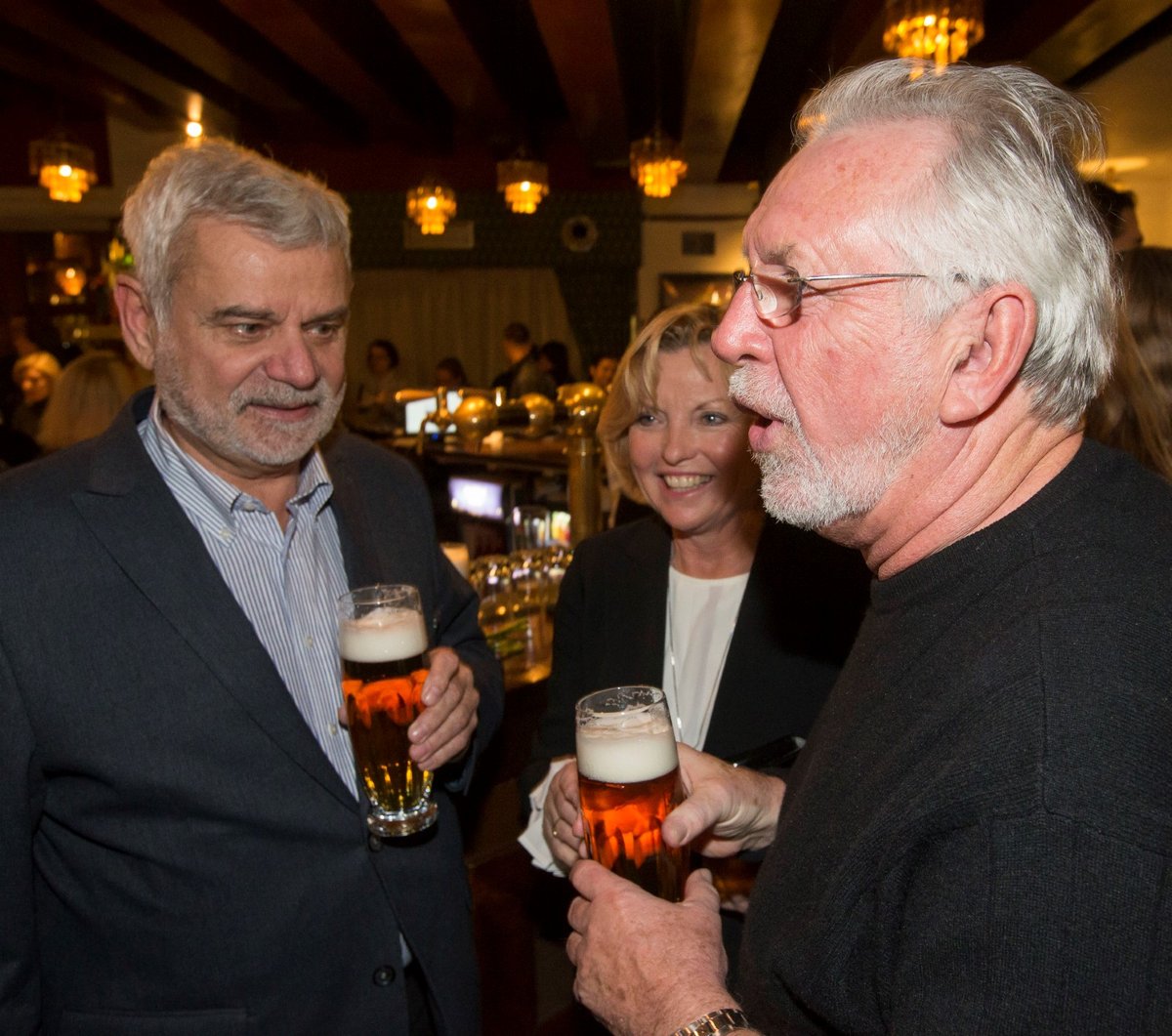 Petr Štěpánek popíjel pivko s Jaromírem Hanzlíkem a jeho manželkou.