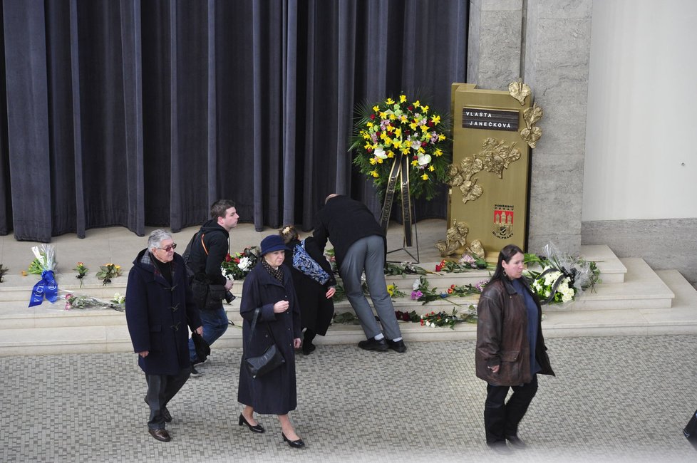 Před obřadem pokládali ke katafalku lidé květiny a věnce