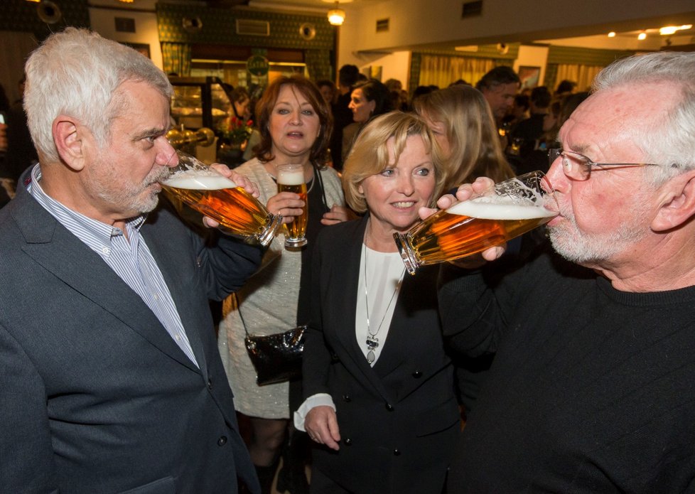 Petr Štěpánek popíjel pivko s Jaromírem Hanzlíkem a jeho partnerkou.