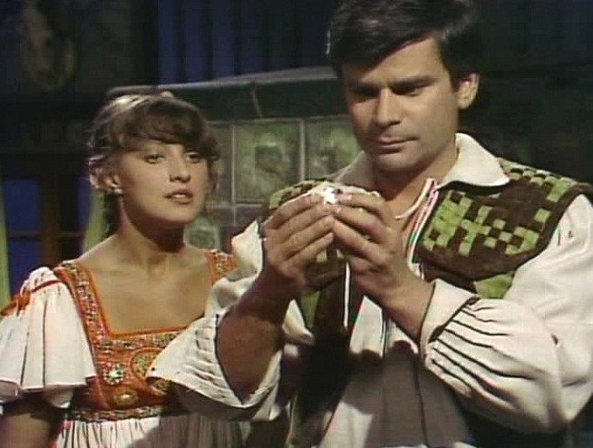 Petr Štěpánek a Zlata Adamovská v pohádce O stříbrném a zlatém vajíčku. Právě při natáčení v roce 1981 se potkali poprvé, tehdy mezi nimi ale jiskra nepřelétla.