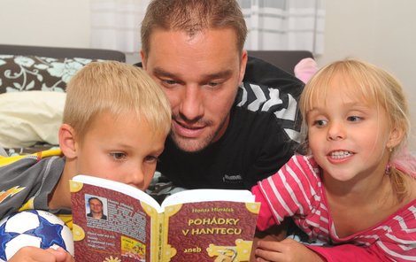 Pohádky čte pětiletému Danečkovi i tříleté Nikolce.