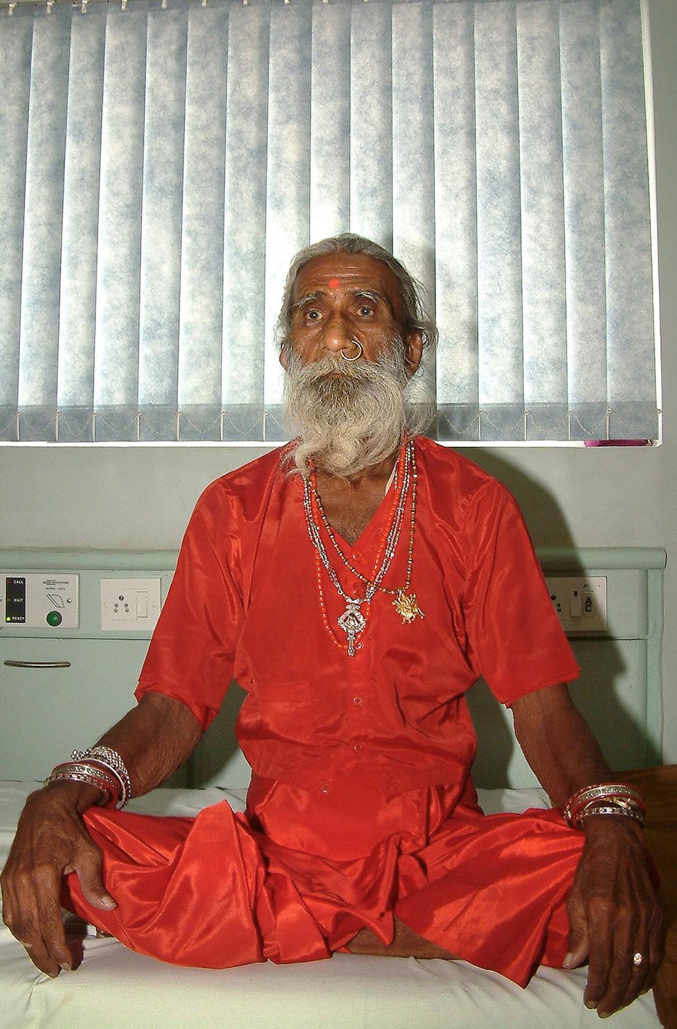 Prahlad Džani (†90), jogín, který o sobě tvrdil, že v posledních 80 letech nejedl ani nepil, zemřel stářím v úterý ráno ve svém domově.