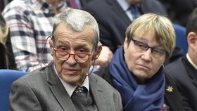 Zemřel disident a politik Petr Uhl (†80). Manžela Šabatové komunisté roky věznili