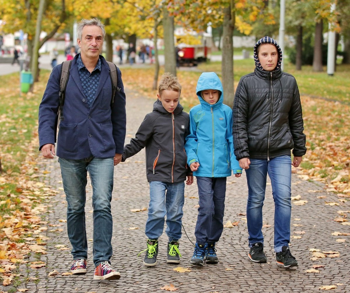 Petr Vacek se svými dětmi.