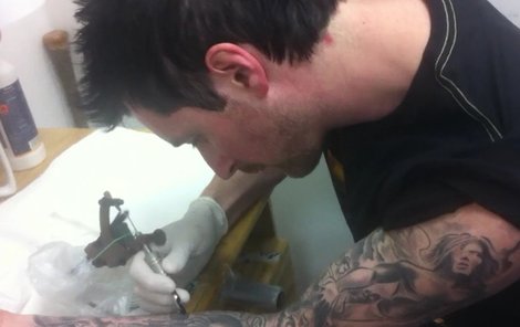 „Bolest už při tetování necítím,“ říká Vágner.