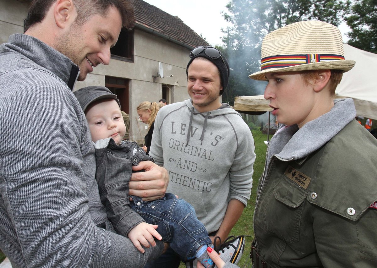 Petr Vágner ukázal svého syna Samuela Ondrovi Brzobohatému a Tereze Černochové (vpravo).