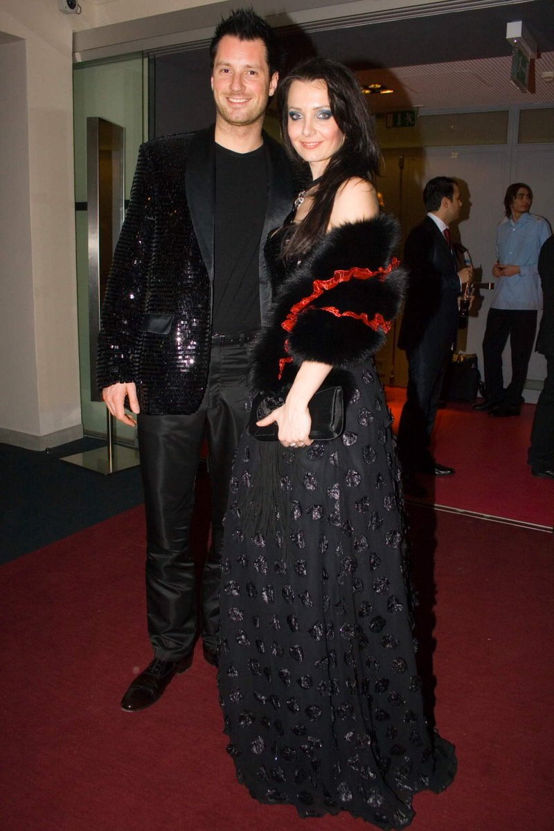 Petr Várner s manželkou: Nejvíce sladěná dvojice večera. Černé sako s flitr korespondovalo s sukní partnerky.