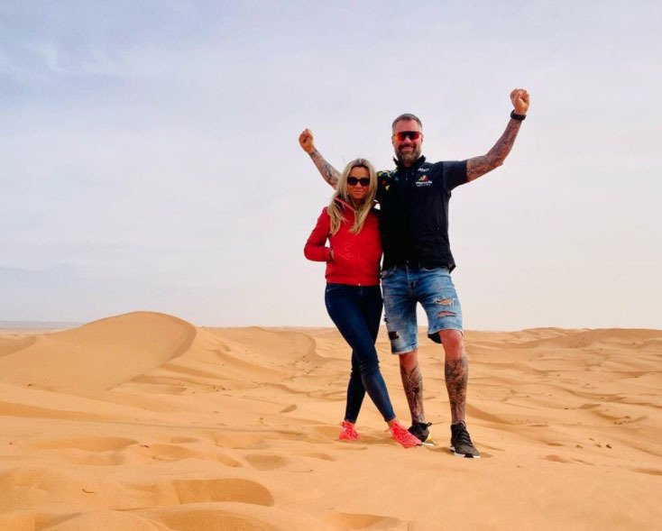 Petr Vágner a jeho partnerka mezi saharskými dunami