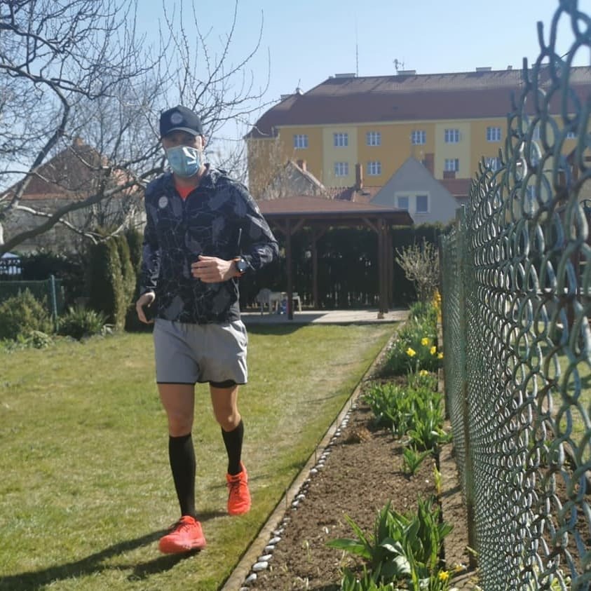 Petr Vágner si dopřál na své zahradě maraton