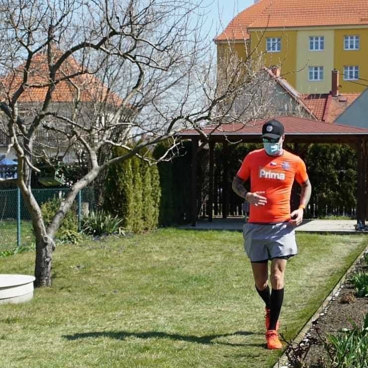 Petr Vágner si dopřál na své zahradě maraton