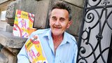 Dojemný příběh stařečka u pošty: Petr (73) přišel o syna, k důchodu si přivydělává prodejem časopisu
