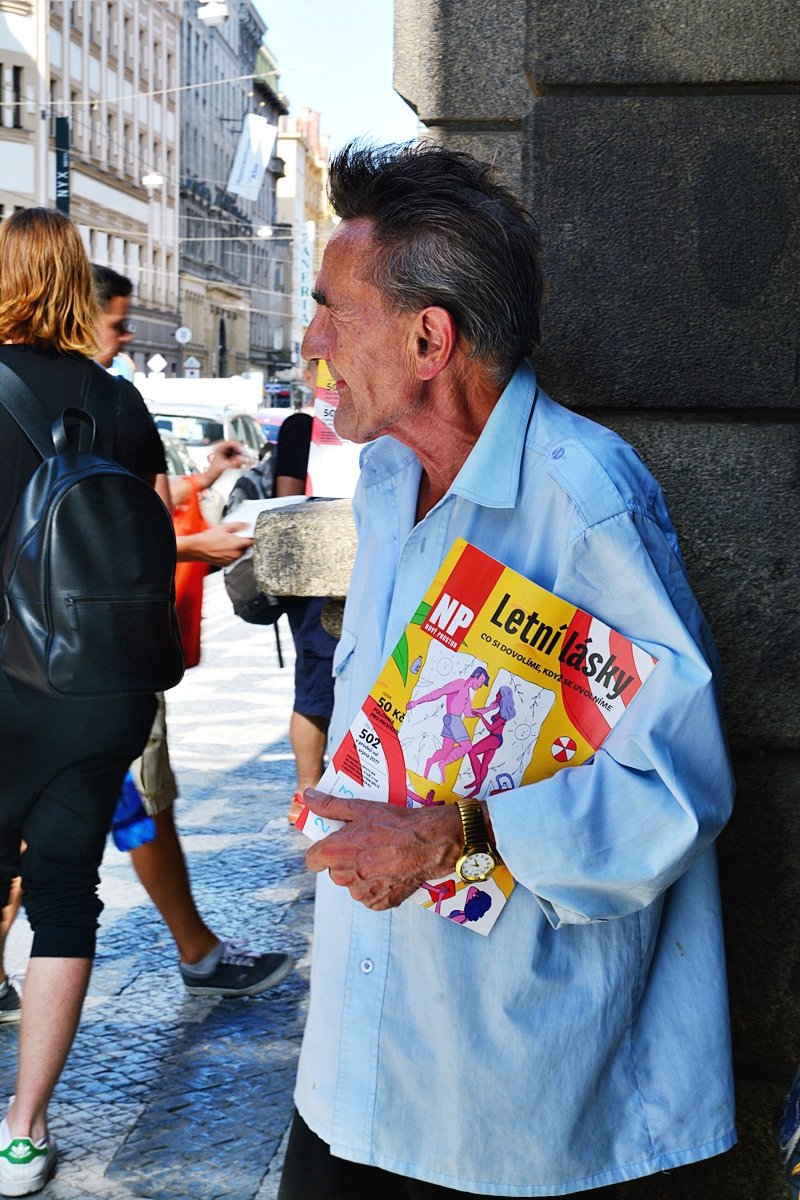 Pan Petr kdysi dělal divadlo. A tak se tady cítí ve svém živlu.