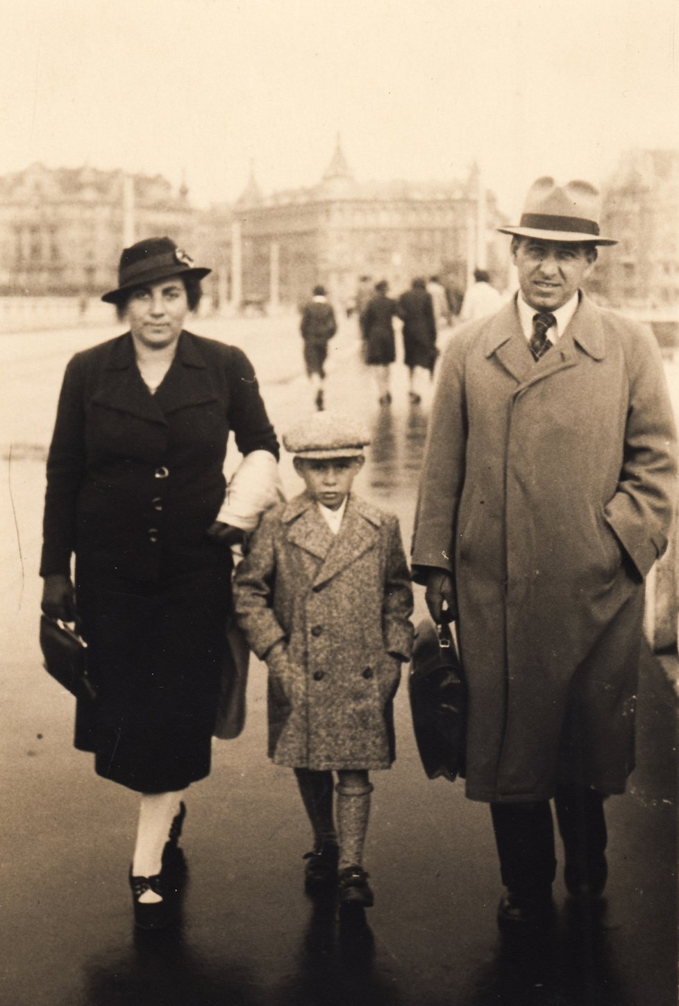 Petr s rodiči v roce 1938.