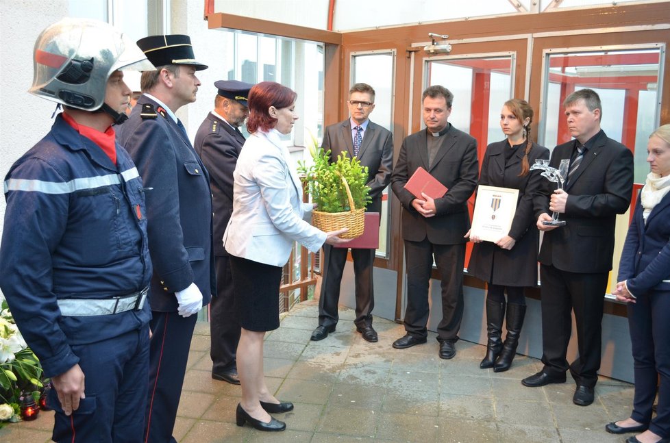 Den pro Petra ve Žďáru: Rodičům Petra Vejvody předali 16 stromků, symbolizujících 16 let, kterých se student dožil