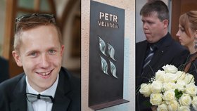 Na památku mladého hrdiny Petra Vejvody pověsili na budovu školy pamětní desku. Přihlíželi tomu i jeho rodiče