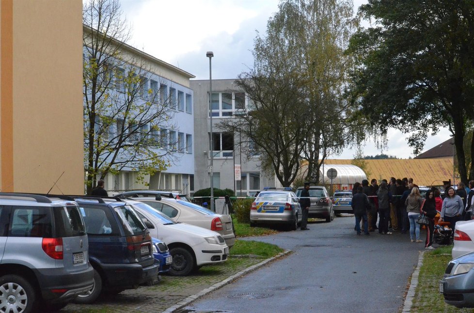 Policie celou školu uzavřela.