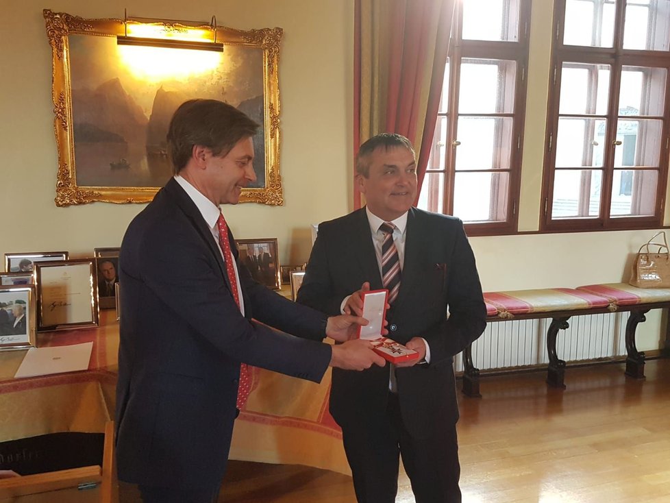Exprimátor Brna Petr Vokřál (vpravo) při předání vyznamenání na půdě rakouského velvyslanectví v Praze